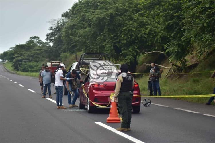 Disparan contra profesora durante asalto en autopista de Acayucan 