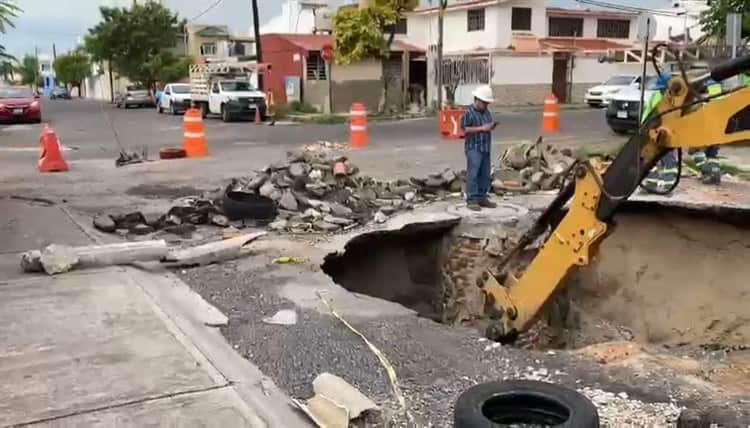 Dos semanas después, reparan socavón en fraccionamiento Los Pinos