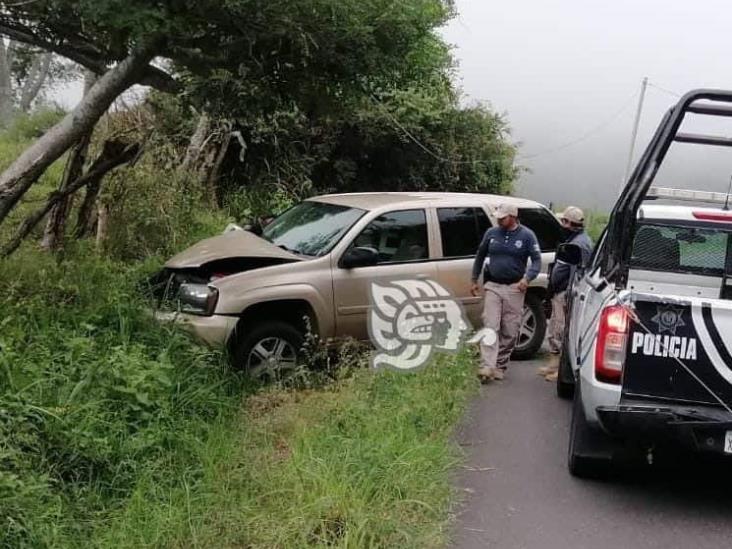 Por imprudencia, camioneta contra poste en Tepetlán; conductor sale ileso