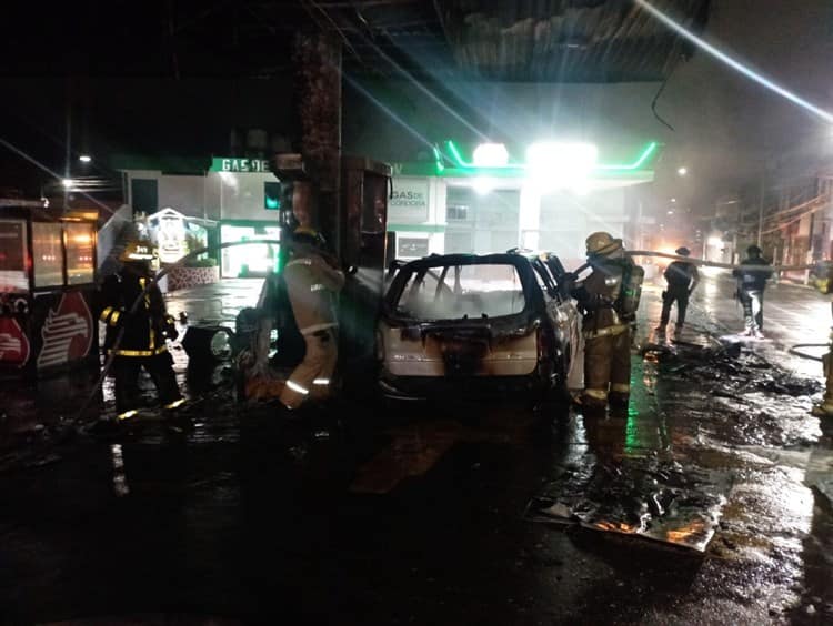 Incendio en gasolinera de Córdoba deja un herido y daños materiales