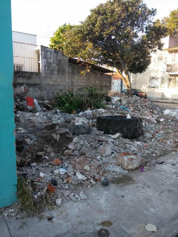 Terreno baldío con basura y escombros “aqueja” a los vecinos de la colonia Revolución en Boca del Río