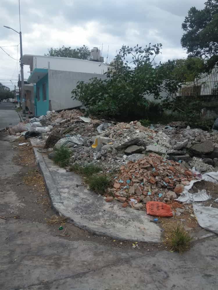 Terreno baldío con basura y escombros “aqueja” a los vecinos de la colonia Revolución en Boca del Río