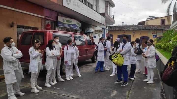 Protestan médicos internos del Hospital Civil Luis F. Nachón, en Xalapa