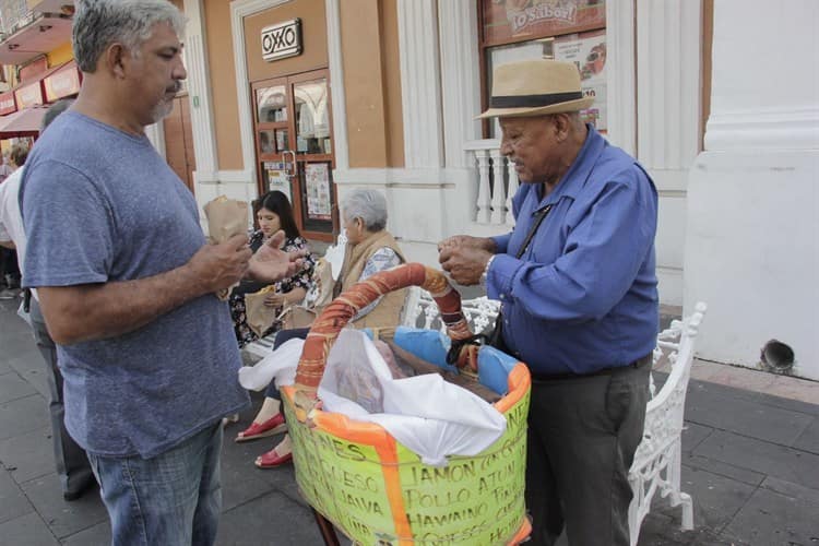 Don Toño difunde las tradiciones de Veracruz con su venta de volovanes