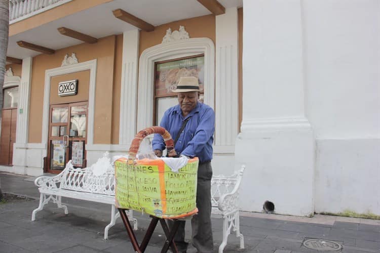 Don Toño difunde las tradiciones de Veracruz con su venta de volovanes