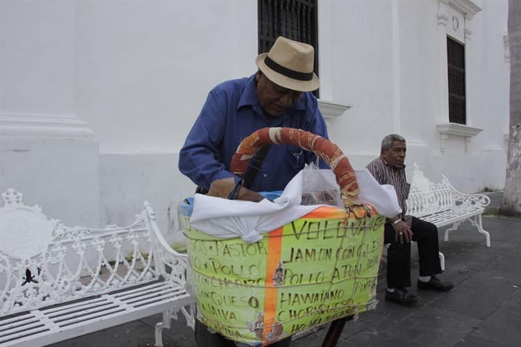 Don Toño difunde las tradiciones de Veracruz con su venta de volovanes