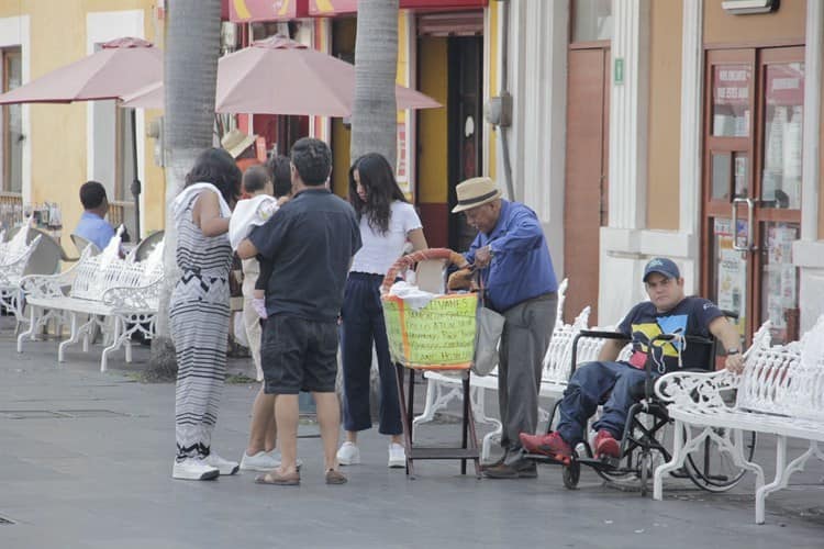 Don Toño difunde las tradiciones de Veracruz con su venta de volovanes