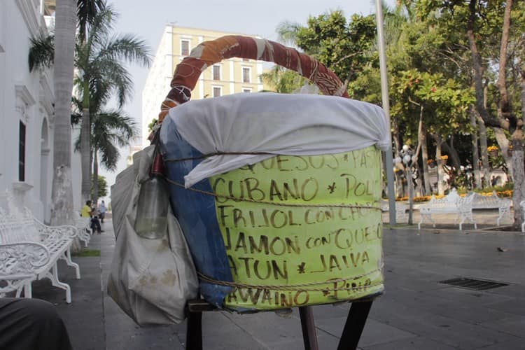 Don Toño difunde las tradiciones de Veracruz con su venta de volovanes