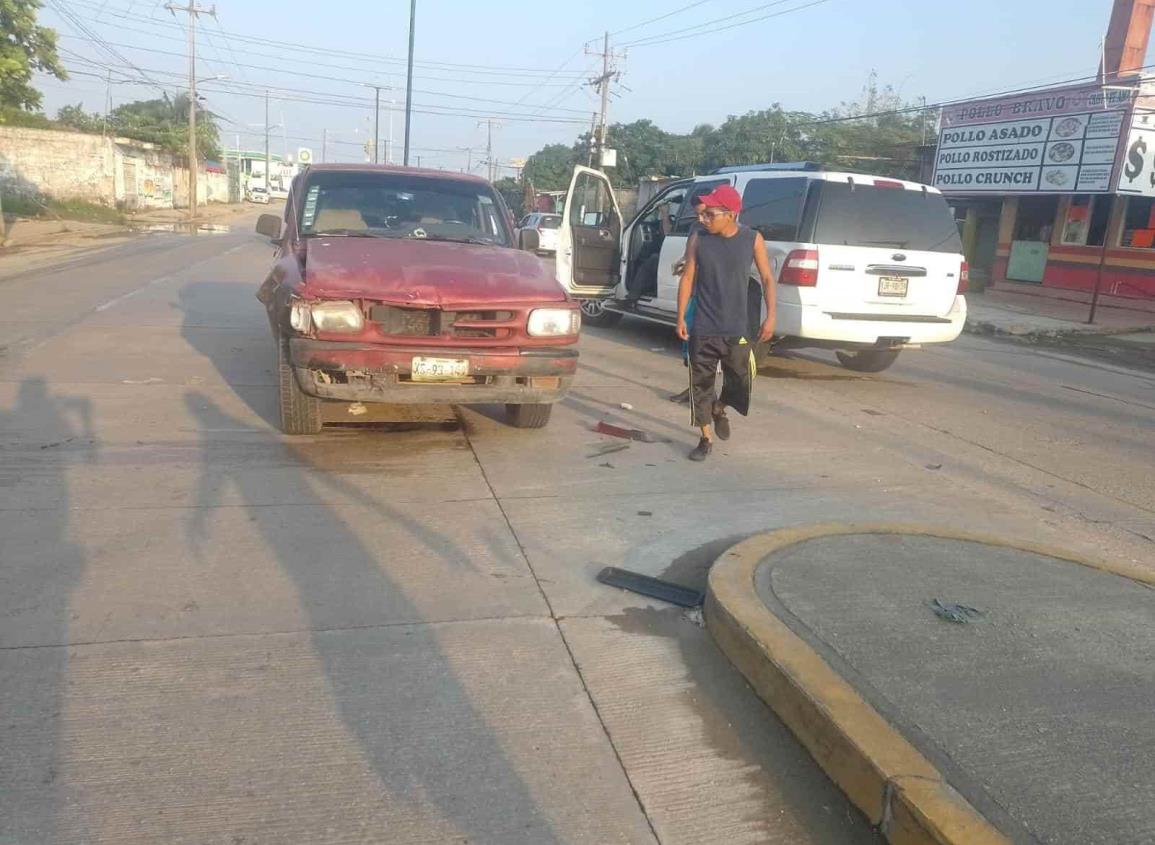 Choque entre dos camionetas dejó daños materiales