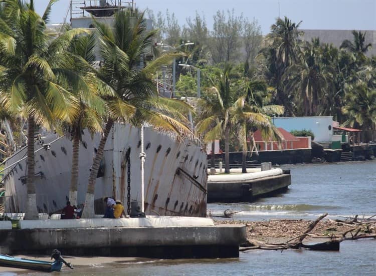 Corrosión y desinterés acabaron con el Buque Guanajuato en Boca del Río