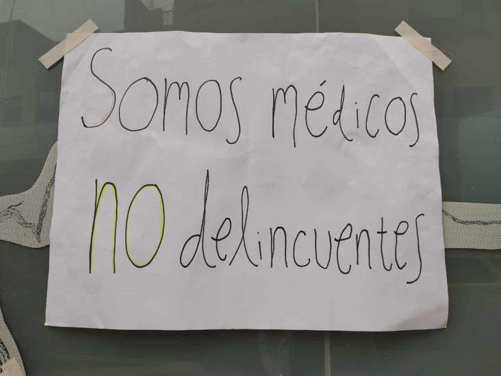 Protestan médicos internos del Hospital Civil Luis F. Nachón, en Xalapa