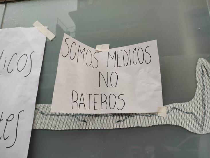 Protestan médicos internos del Hospital Civil Luis F. Nachón, en Xalapa