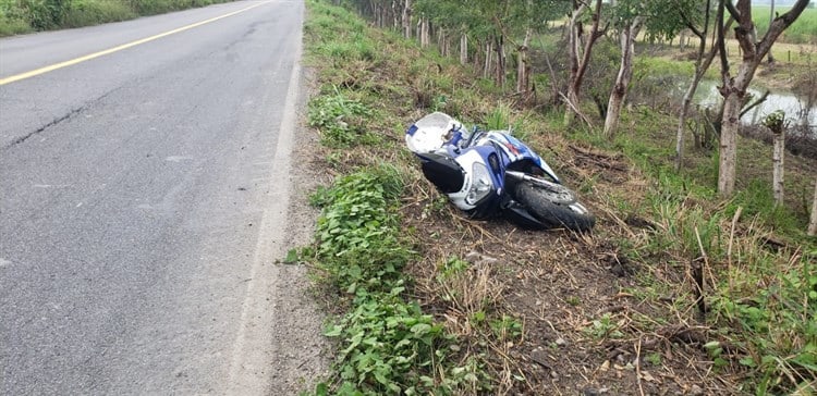 ¡Por un bache! Derrapa motociclista sobre la carretera federal Tuxtepec-Cosamaloapan