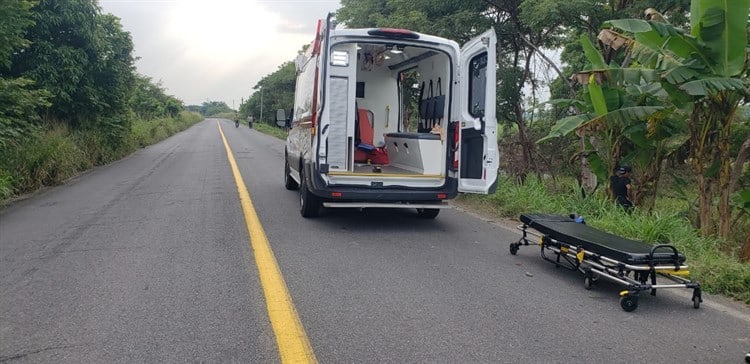 ¡Por un bache! Derrapa motociclista sobre la carretera federal Tuxtepec-Cosamaloapan