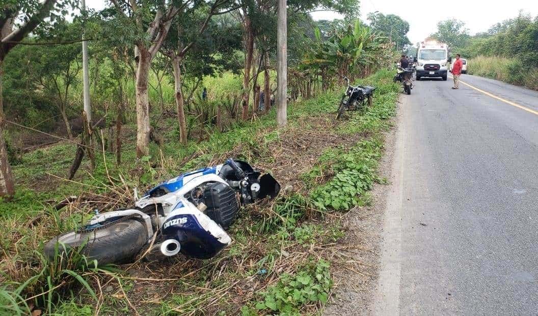 ¡Por un bache! Derrapa motociclista sobre la carretera federal Tuxtepec-Cosamaloapan