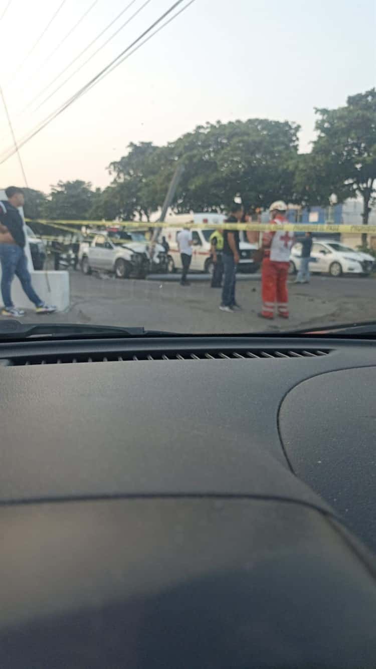 Pierde la vida tras chocar auto contra poste en la avenida Cuauhtémoc en Veracruz