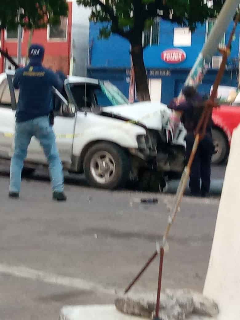 Pierde la vida tras chocar auto contra poste en la avenida Cuauhtémoc en Veracruz