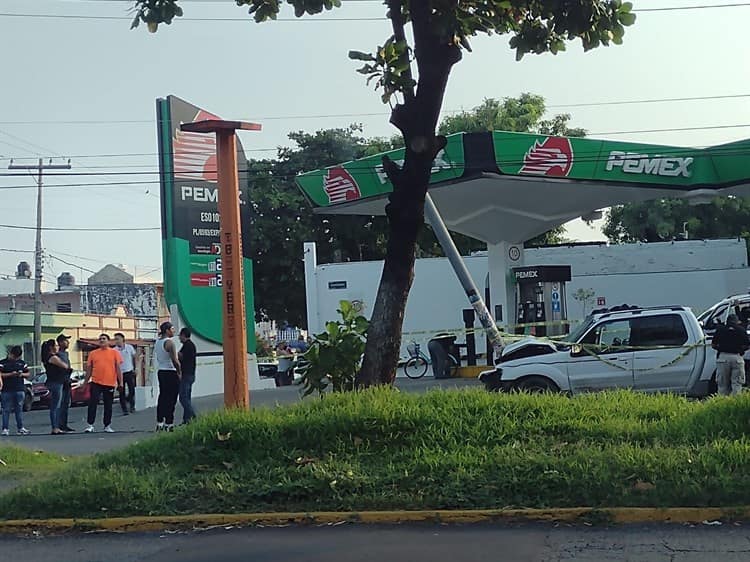 Pierde la vida tras chocar auto contra poste en la avenida Cuauhtémoc en Veracruz