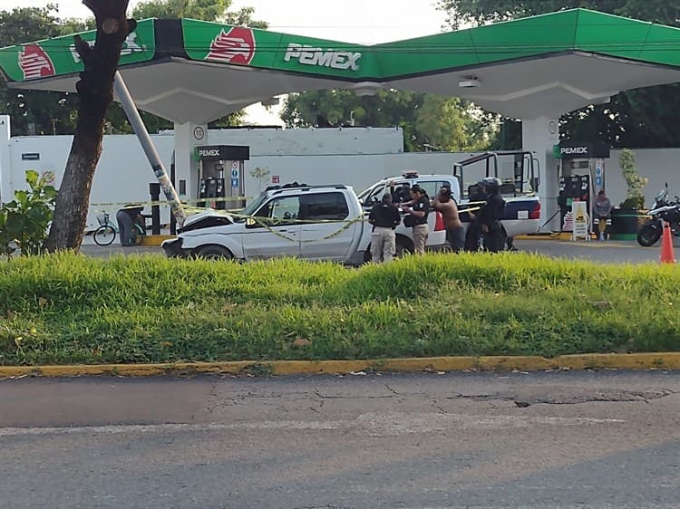 Pierde la vida tras chocar auto contra poste en la avenida Cuauhtémoc en Veracruz