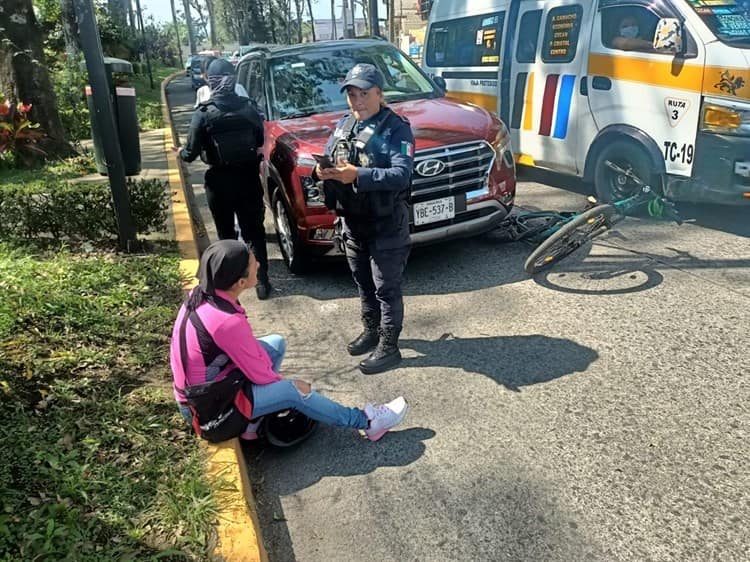 Mujer arrolla con su camioneta a ciclista en Xalapa