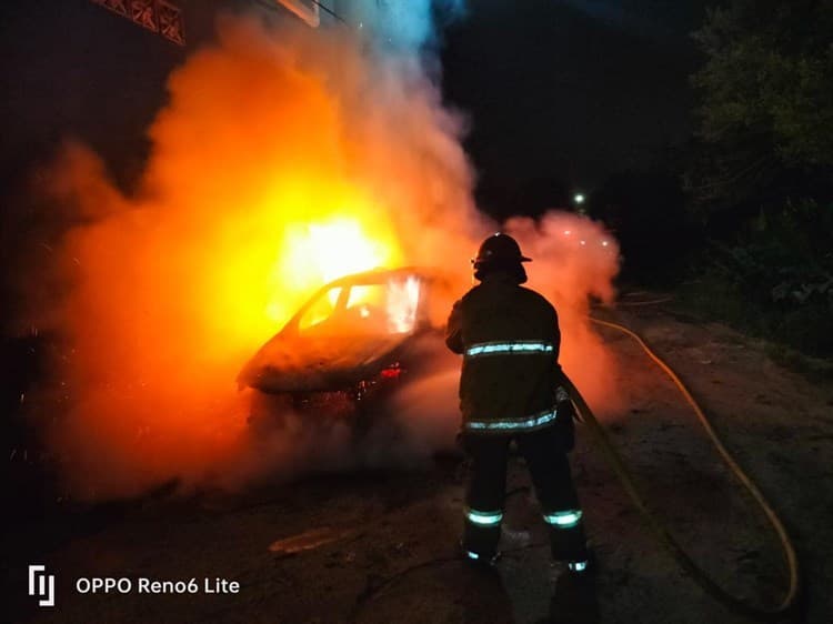 Por corto circuito, auto ardió en llamas en Minatitlán