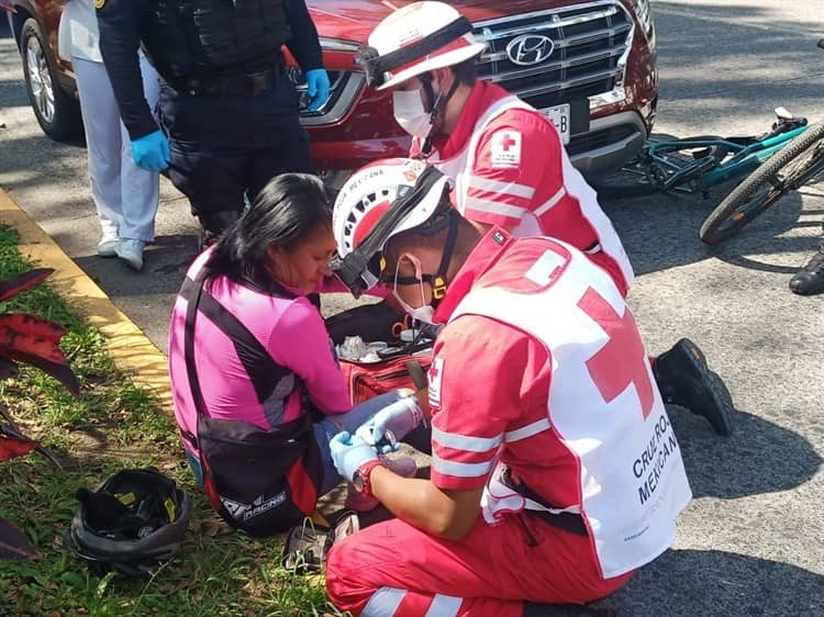 Mujer arrolla con su camioneta a ciclista en Xalapa