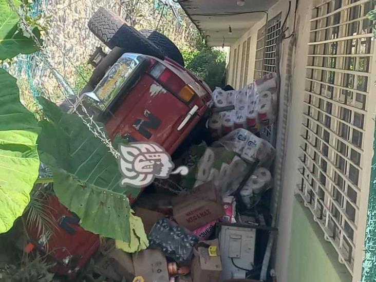 Camioneta vuelca y cae sobre el patio trasero de una escuela en Xalapa