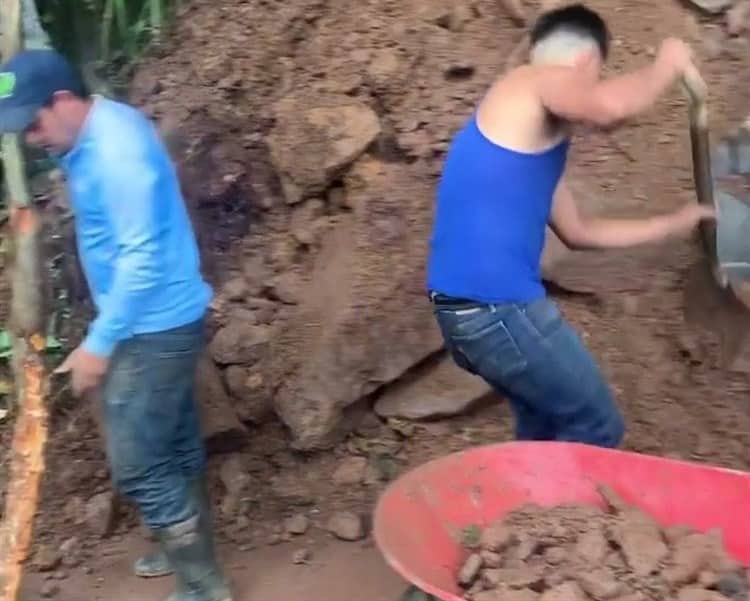 Ante la falta de apoyo, habitantes de Yecuatla retiran piedras y lodo de un deslave (+Video)