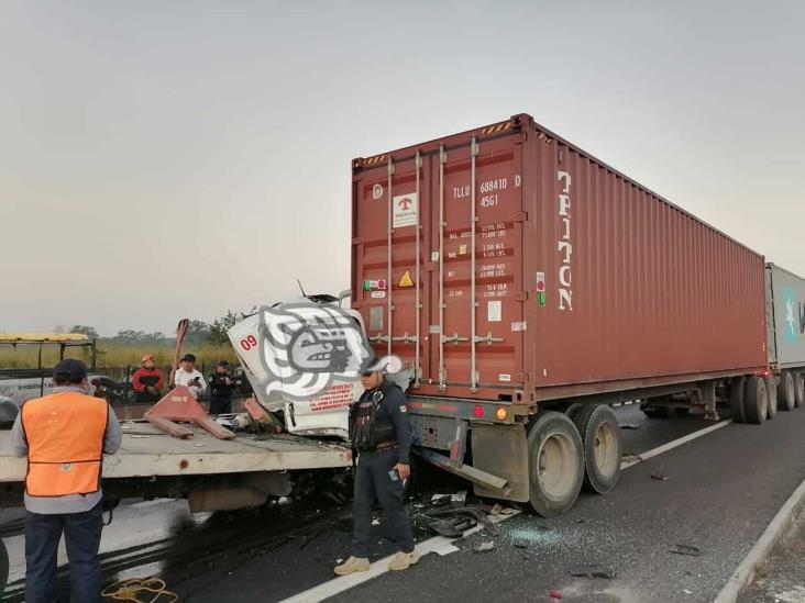 Choca camión contra tráiler en el libramiento de Plan del Río