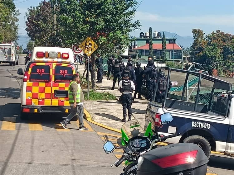 Camioneta vuelca y cae sobre el patio trasero de una escuela en Xalapa