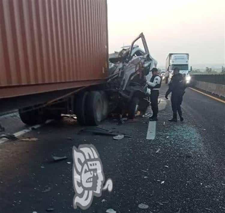 Choca camión contra tráiler en el libramiento de Plan del Río