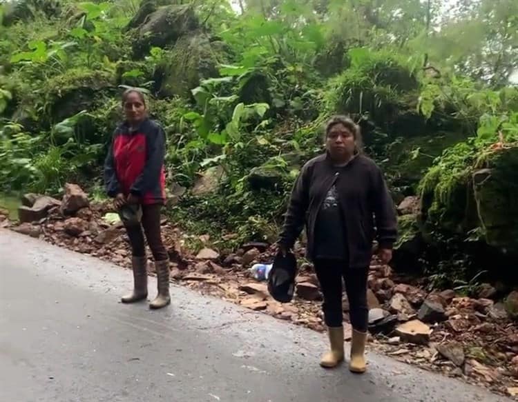 Ante la falta de apoyo, habitantes de Yecuatla retiran piedras y lodo de un deslave (+Video)