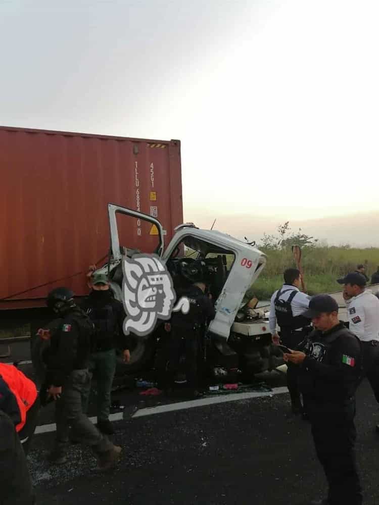 Choca camión contra tráiler en el libramiento de Plan del Río