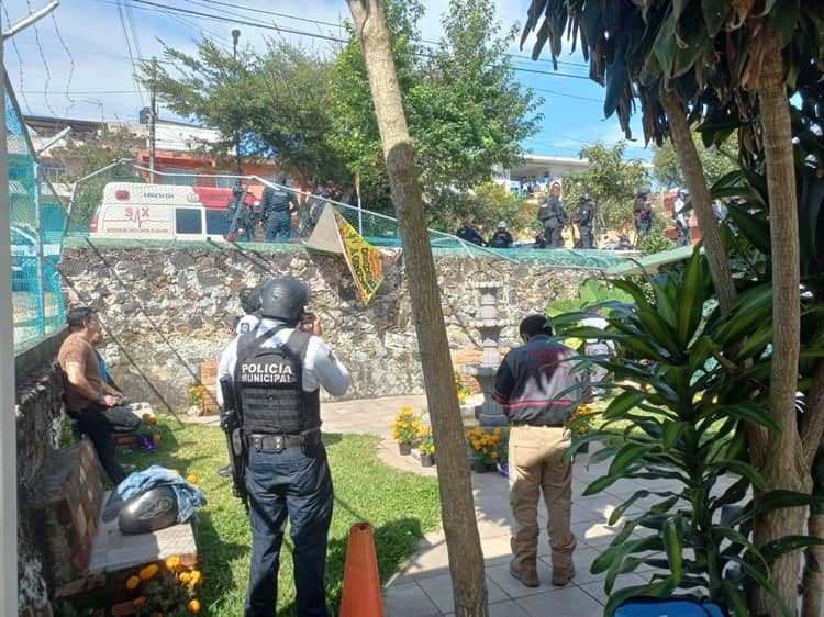 Camioneta vuelca y cae sobre el patio trasero de una escuela en Xalapa