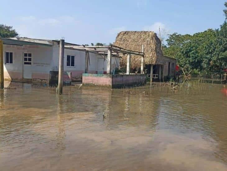 Escurrimientos de ríos inundan 2 localidades de Jáltipan