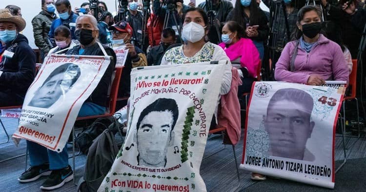 AMLO recibe a padres de los 43 normalistas en Palacio Nacional