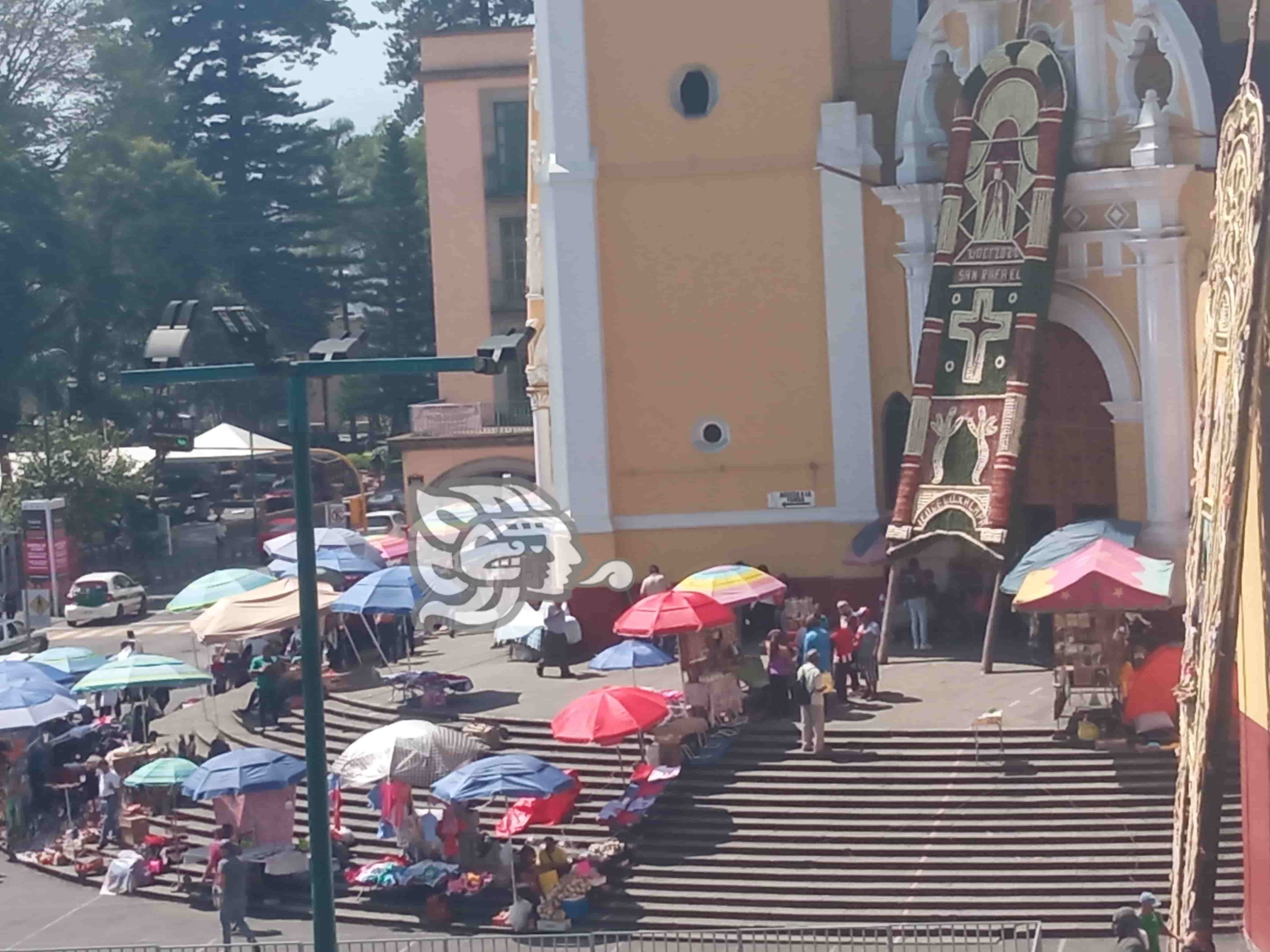 En Día de San Rafael, fieles católicos visitan tumba del santo en Xalapa (+Video)