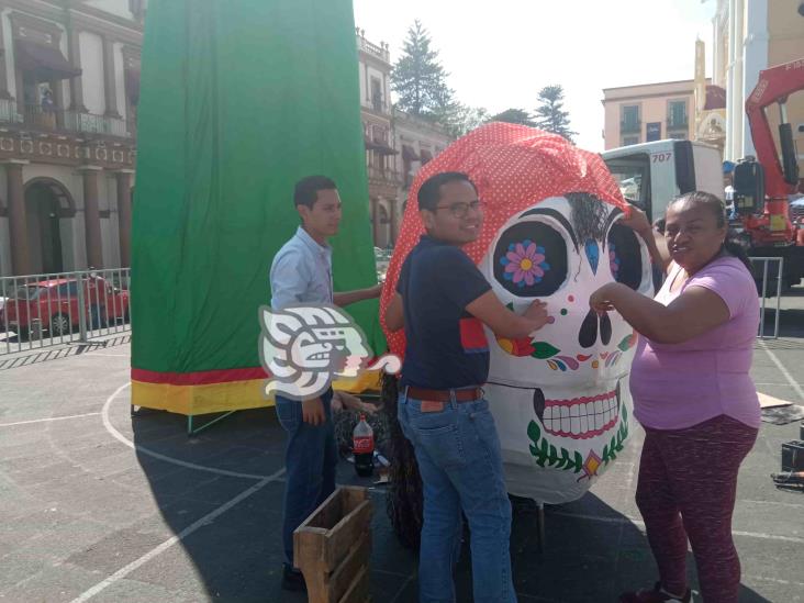 Instalan catrina monumental y altar en corazón de Xalapa