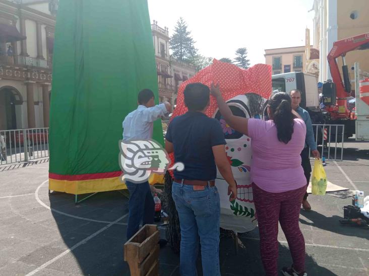 Instalan catrina monumental y altar en corazón de Xalapa