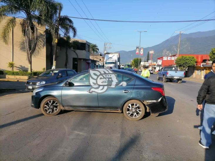 Choque por alcance en calles de Río Blanco deja una mujer lesionada