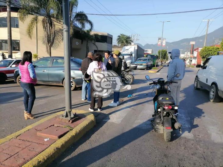 Choque por alcance en calles de Río Blanco deja una mujer lesionada