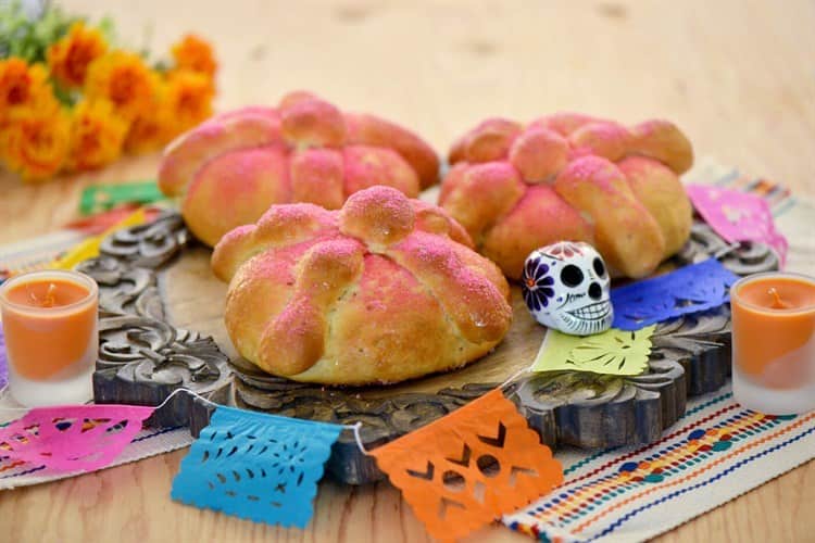 Panaderías de Veracruz aumentan producción de pan de muerto por tradiciones