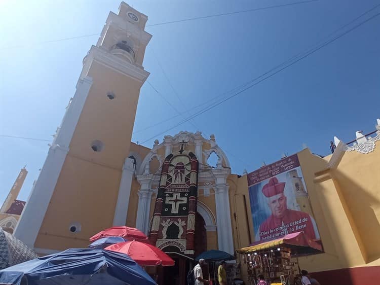 En Día de San Rafael, fieles católicos visitan tumba del santo en Xalapa (+Video)