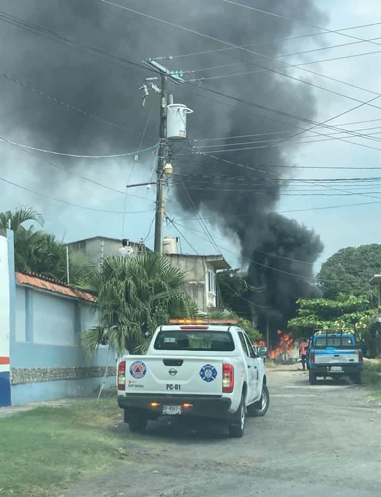 Se incendia contenedor abandonado en taller de Cardel