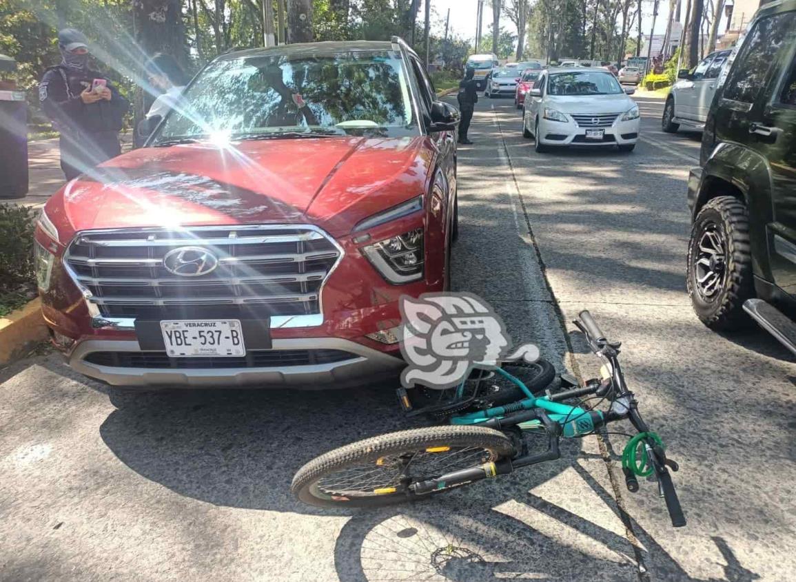 Mujer arrolla con su camioneta a ciclista en Xalapa