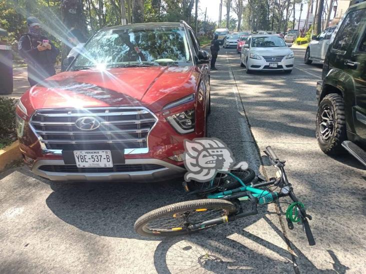 Conductora de camioneta arrolla a ciclista en la Manuel Ávila Camacho de Xalapa