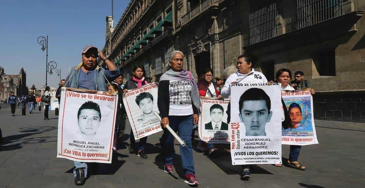 AMLO recibe a padres de los 43 normalistas en Palacio Nacional