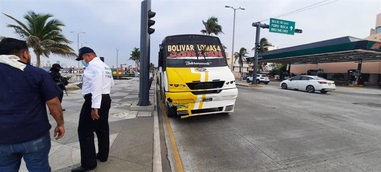 Camión urbano choca contra barras de seguridad del bulevar Manuel Ávila Camacho en Veracruz (+Video)