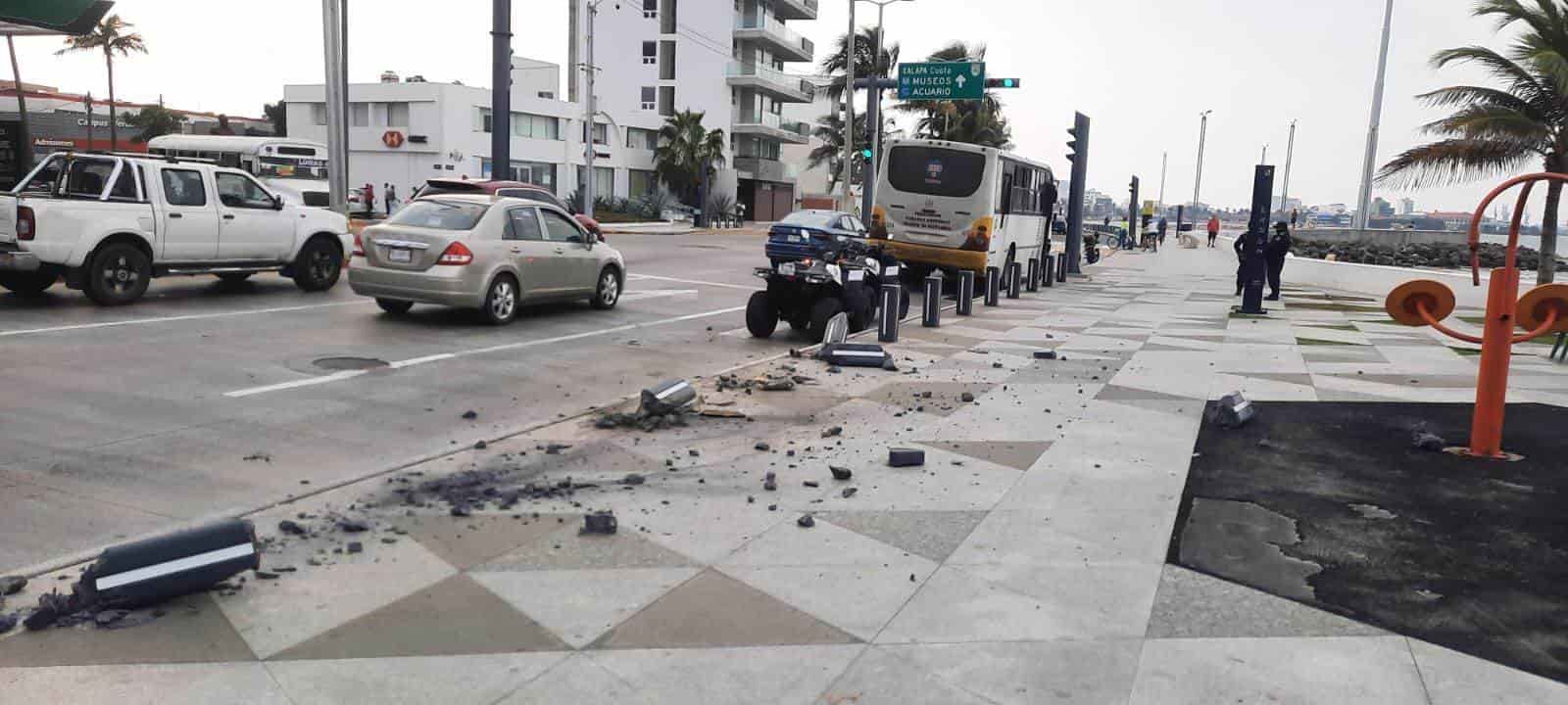 Camión urbano choca contra barras de seguridad del bulevar Manuel Ávila Camacho en Veracruz (+Video)