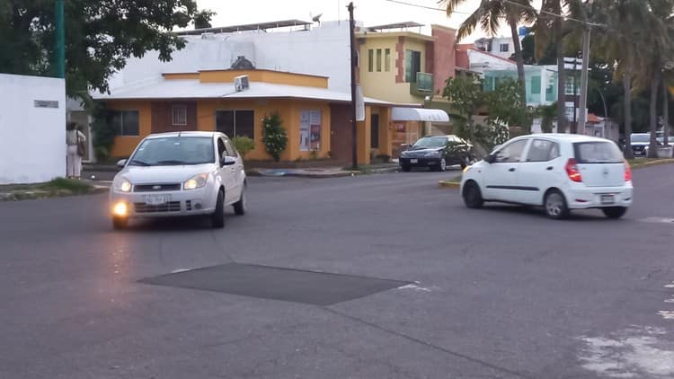 Reparan socavón que se formó en fraccionamiento Jardines del Virginia en Boca del Río